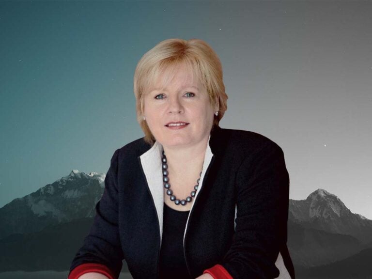 elaine riddell headshot